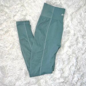 Women’s table seamless leggings size medium